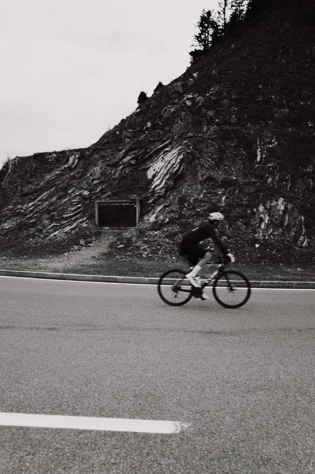 Cycling the Furkajoch on a road bike – somewhere between a bend and a mountain. © Denise Zünd