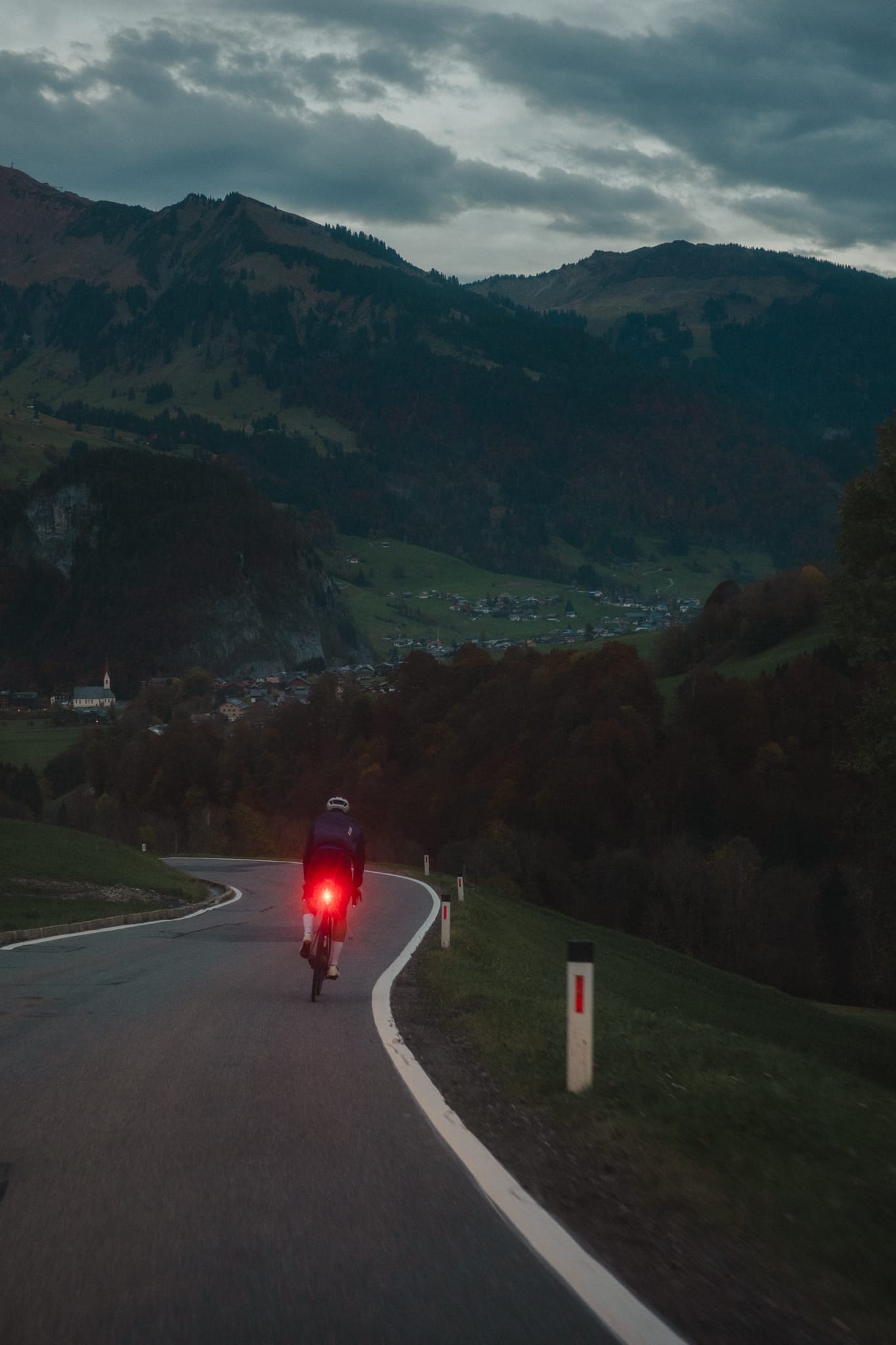 Andreas am Rennrad — Abfahrt nach Au, Bregenzerwald © Denise Zünd