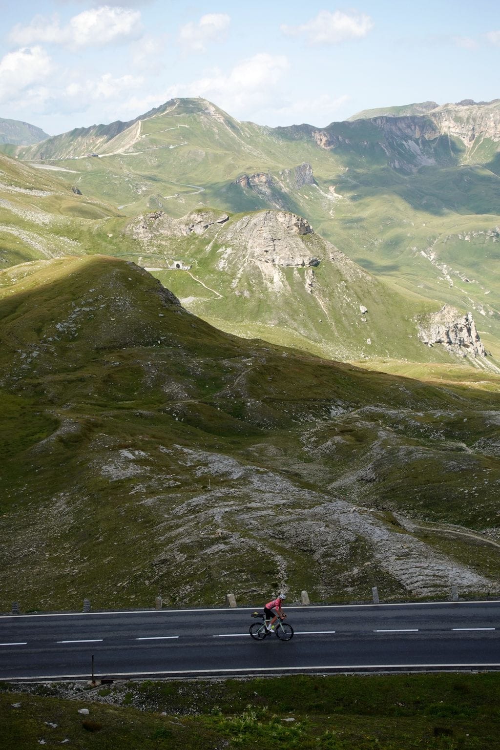 Riding the Großglockner on a road bike – uphill, of course. © Andreas Fink