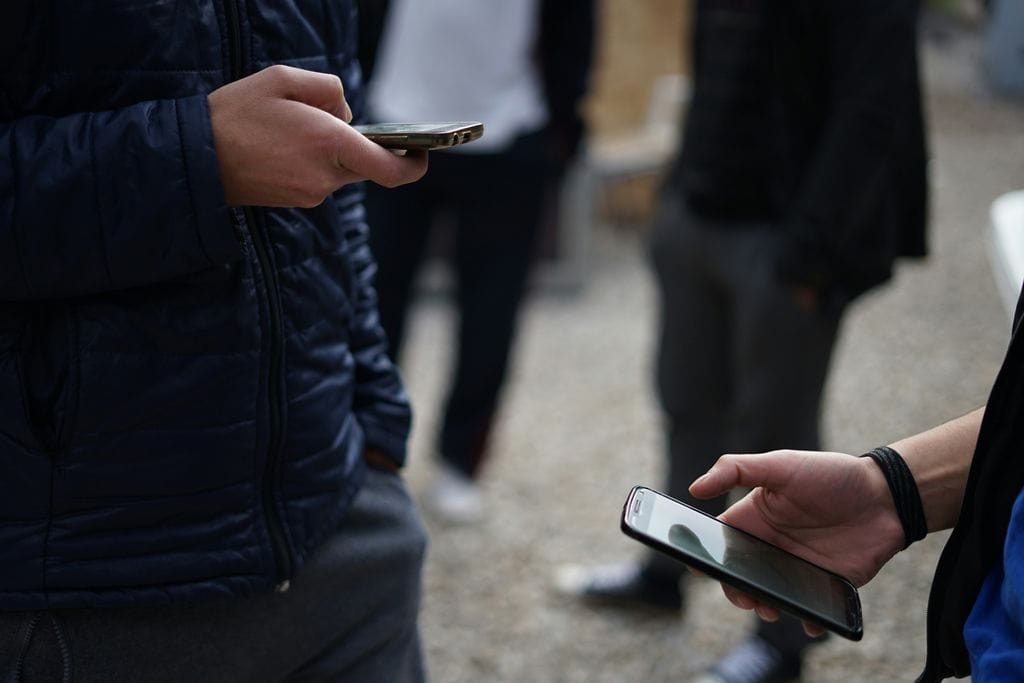 iPhones in der Hand © Julie Ricard auf Unsplash