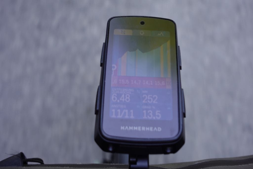 Bike computer on the handlebar – so the vertical meters really add up. © Andreas Fink